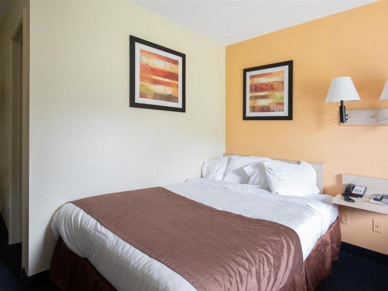 Days Inn By Wyndham New Philadelphia Buitenkant foto
