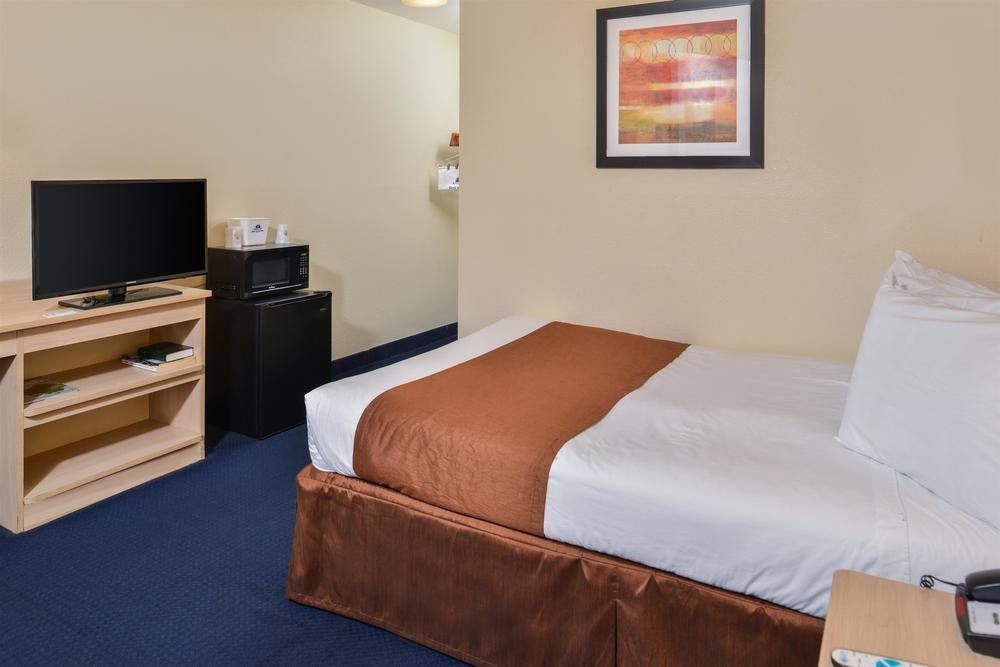 Days Inn By Wyndham New Philadelphia Buitenkant foto