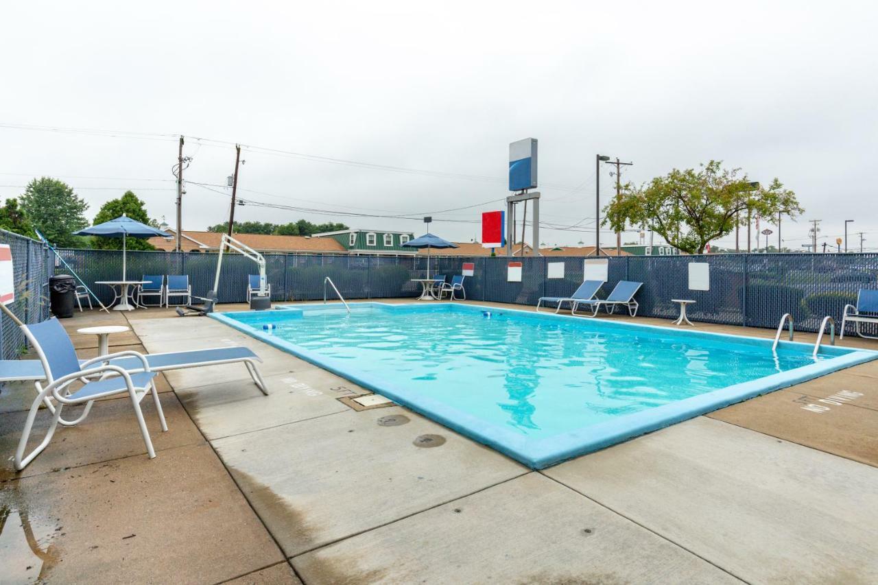 Days Inn By Wyndham New Philadelphia Buitenkant foto