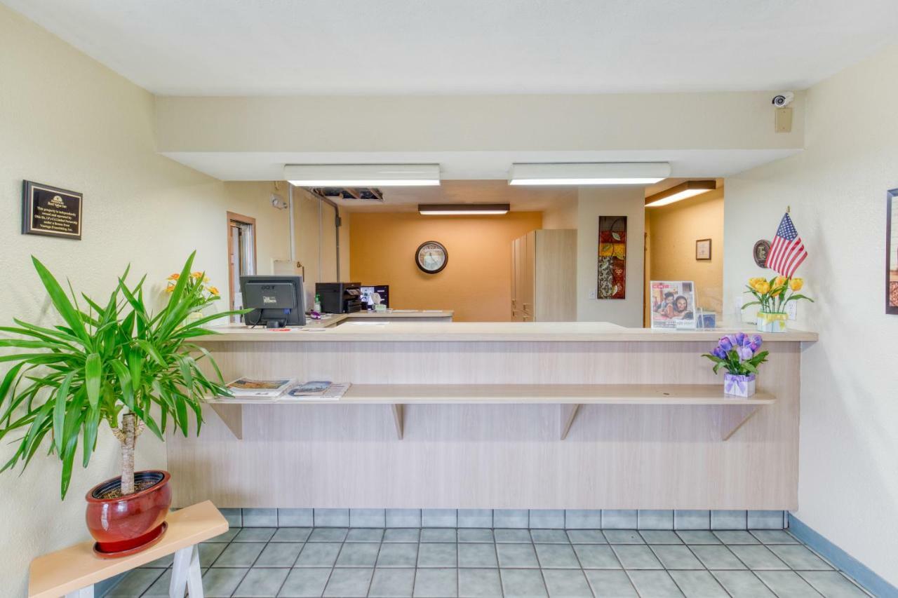 Days Inn By Wyndham New Philadelphia Buitenkant foto