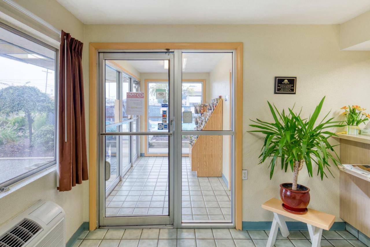 Days Inn By Wyndham New Philadelphia Buitenkant foto