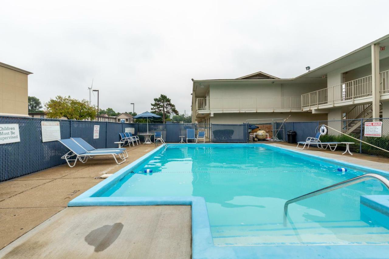 Days Inn By Wyndham New Philadelphia Buitenkant foto